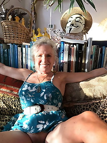 Sexy-shaped gilf shows her tricks